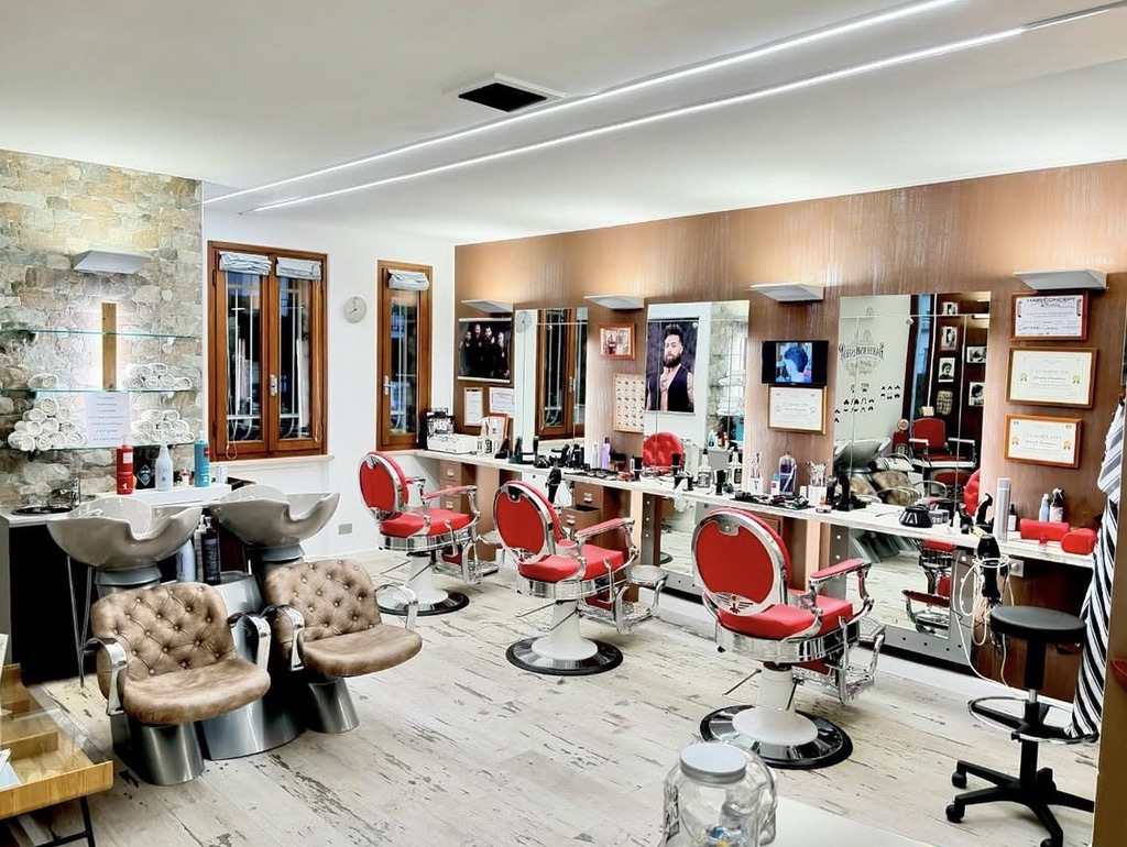 Interno del Barbershop Claudio Cremonesi a Gavardo — poltrone e specchi